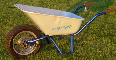 Schubkarre mit Angermaier-Logo